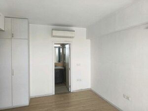 Room in 3 BHK Builder Floor at Sector 21 – for Rent