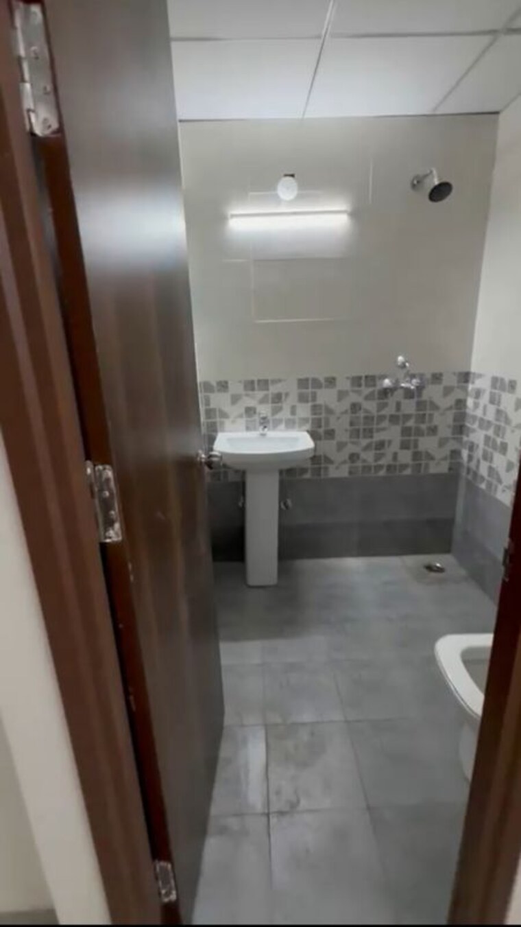 Bathroom, ska-divya-towers 3 Bedroom 1350 Sq.Ft. Apartment In Sector 16 Greater Noida Greater Noida 10707068