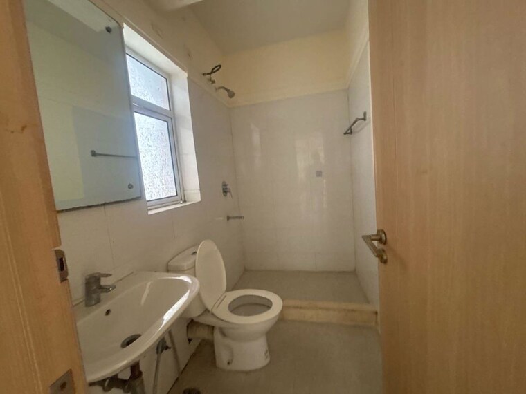 Bathroom, sector 21 3 Bedroom 1500 Sq.Ft. Builder Floor In Sector 21 Gurgaon 10707115