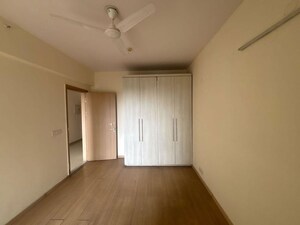 Room in 3 BHK Builder Floor at Sector 21 – for Rent