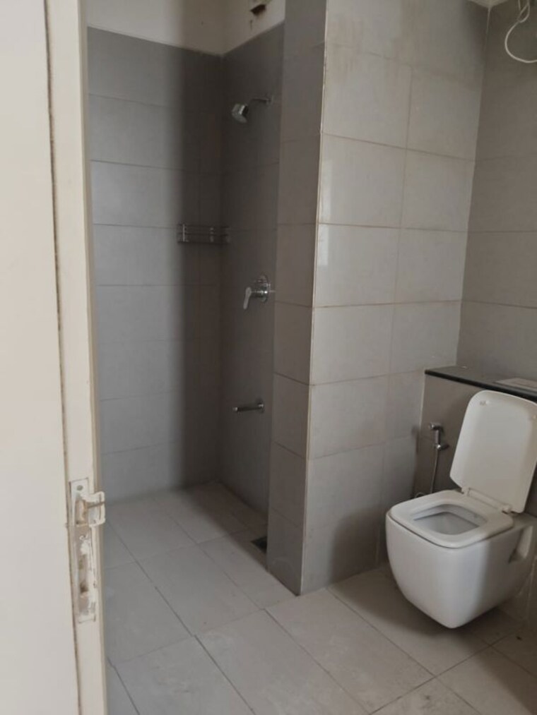 Bathroom, ireo-victory-valley 3.5 Bedroom 2550 Sq.Ft. Apartment In Sector 67 Gurgaon 10707129