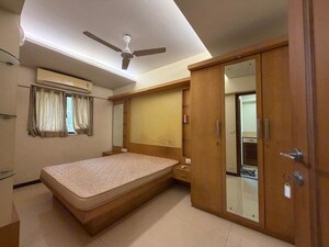 Room in 3 BHK Apartment at Milind Nagar – for Rent