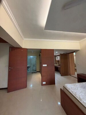 Room in 3 BHK Apartment at Milind Nagar – for Rent