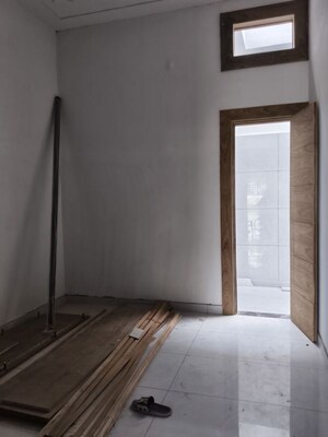 Room in 4 BHK Independent House at New Mandi – for Sale