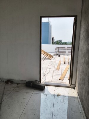 Room in 4 BHK Independent House at New Mandi – for Sale