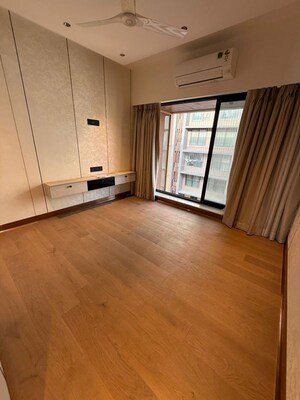 Room in 3 BHK Apartment at Bandra West – for Rent