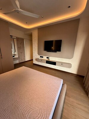 Room in 3 BHK Apartment at Bandra West – for Rent
