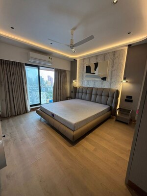 Room in 3 BHK Apartment at Bandra West – for Rent
