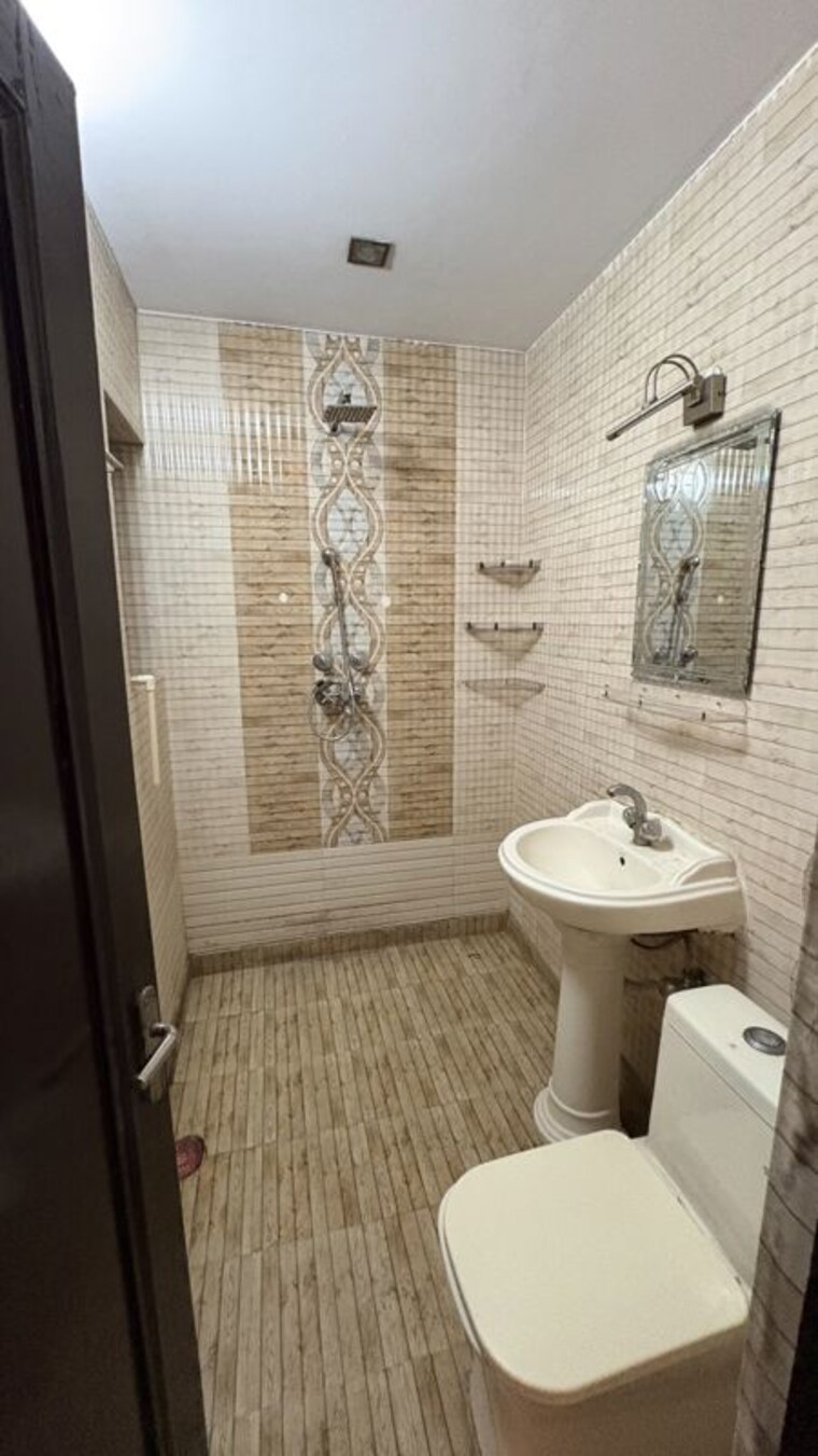 Washroom, chittaranjan park 3 Bedroom 160 Sq.Yd. Builder Floor In Chittaranjan Park Delhi 10697982