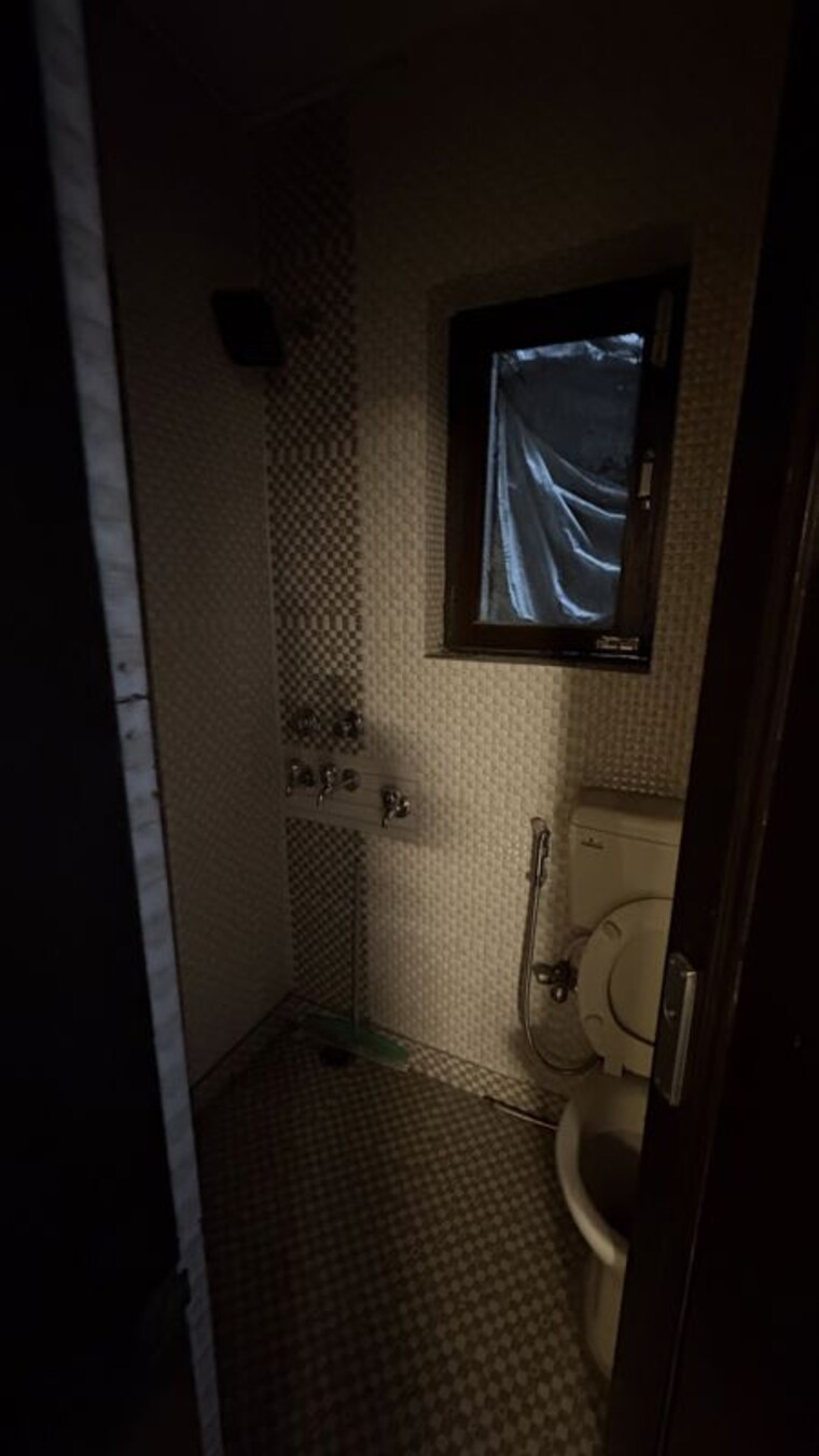 Bathroom, chittaranjan park 3 Bedroom 160 Sq.Yd. Builder Floor In Chittaranjan Park Delhi 10697982