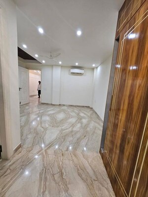 Bathroom in 3 BHK Builder Floor at BPTP Amstoria, Sector 102 – for Sale