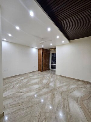 Room in 3 BHK Builder Floor at BPTP Amstoria, Sector 102 – for Sale