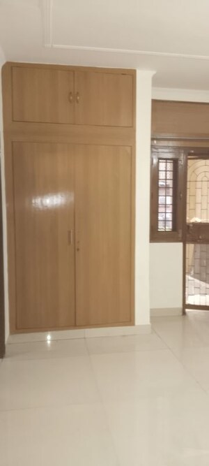 Room in 4 BHK Builder Floor at Sarita Vihar – for Rent