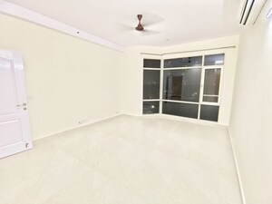Room in 3 BHK Apartment at Jaypee Greens Star Court, Jaypee Greens – for Sale