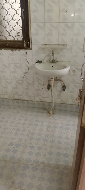 Bathroom in 3.5 BHK Builder Floor at Spring Field, Sector 31 – for Rent