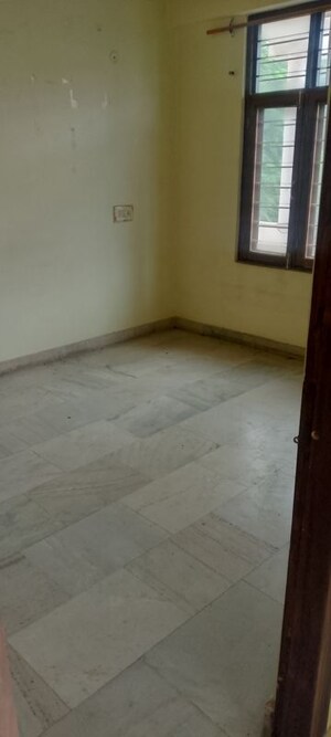 Room in 3.5 BHK Builder Floor at Spring Field, Sector 31 – for Rent