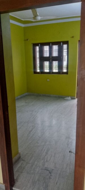 Room in 3.5 BHK Builder Floor at Spring Field, Sector 31 – for Rent