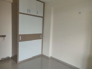 Room in 3 BHK Apartment at Omaxe R2, Gomti Nagar – for Rent