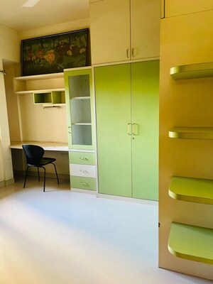 Room in 3 BHK Apartment at Amanora Sterling Towers, Hadapsar – for Rent
