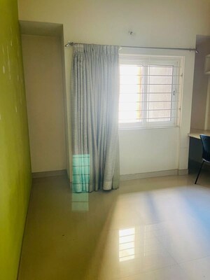 Room in 3 BHK Apartment at Amanora Sterling Towers, Hadapsar – for Rent