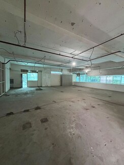 Showroom For Rent in Wadhwa Trade Centre