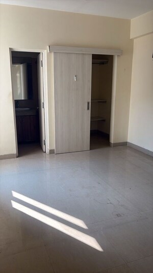 Room in 3.5 BHK Apartment at Emaar Emerald Estate, Sector 65 – for Rent