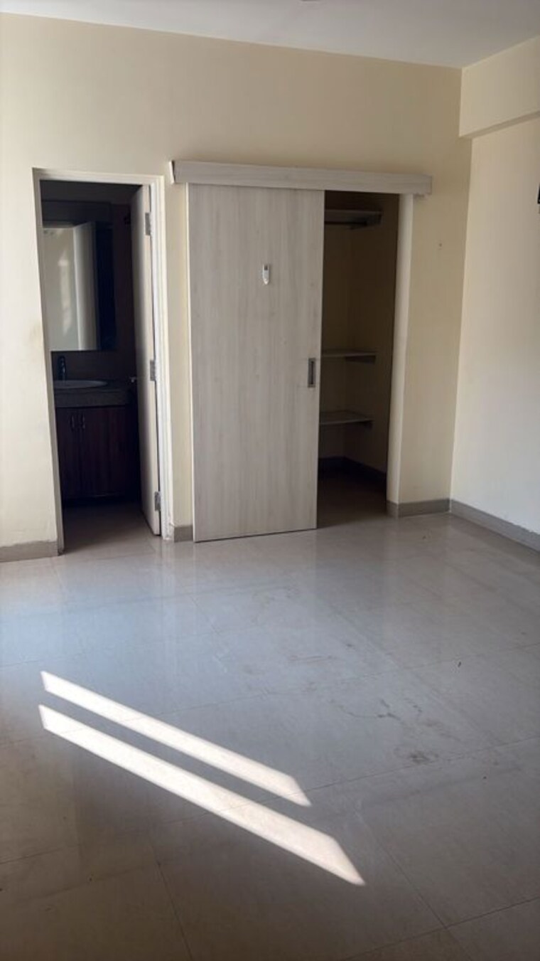 Room, emaar-emerald-estate 3.5 Bedroom 1395 Sq.Ft. Apartment In Sector 65 Gurgaon 10707536