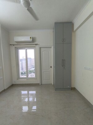 Room in 4 BHK Apartment at Emaar Emerald Floors Premier, Sector 65 – for Rent