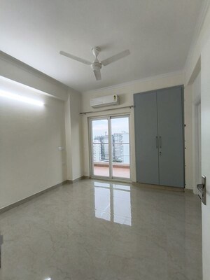 Room in 4 BHK Apartment at Emaar Emerald Floors Premier, Sector 65 – for Rent