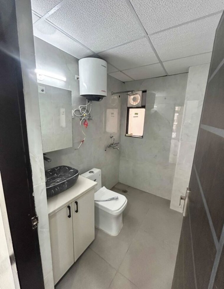 Bathroom, rajouri garden 3 Bedroom 140 Sq.Yd. Builder Floor In Rajouri Garden Delhi 10707902