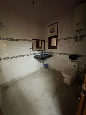 Team Area in 3 BHK Builder Floor at Greater Kailash – for Rent