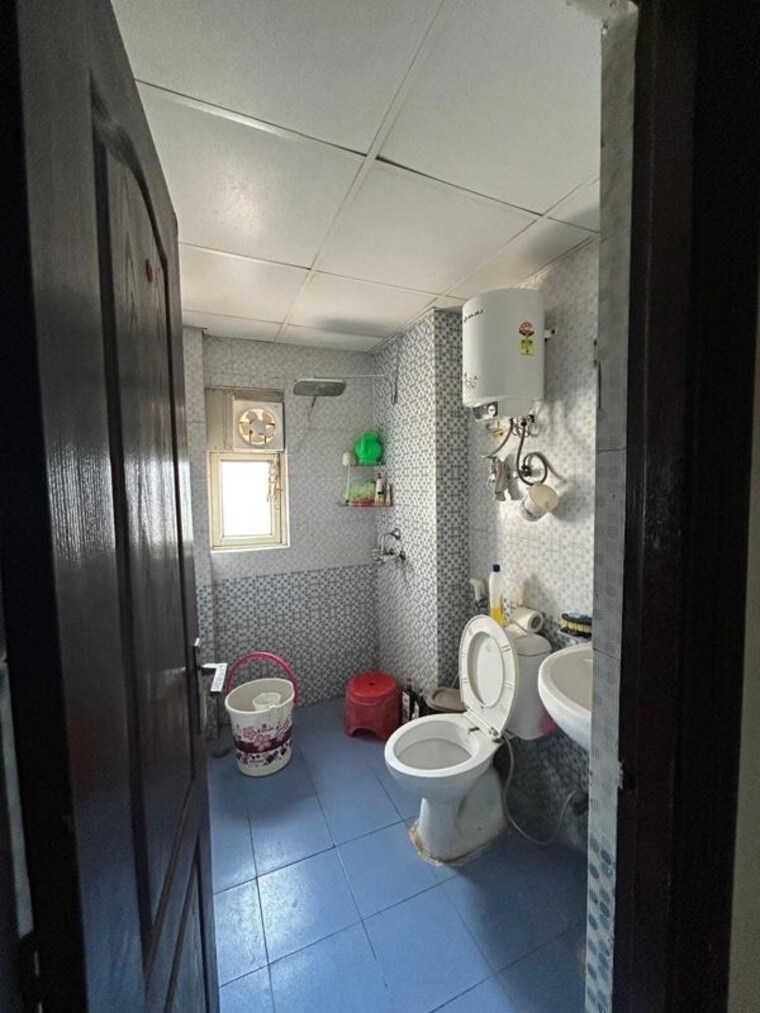 Bathroom, aims-golf-city 3 Bedroom 1350 Sq.Ft. Apartment In Sector 75 Noida 10707979