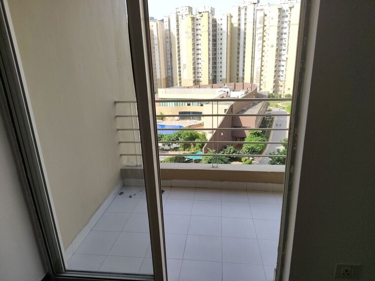Balcony, paras-tierea 3 Bedroom 1410 Sq.Ft. Apartment In Sector 137 Noida 10707955