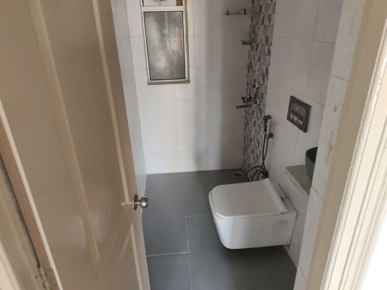 Bathroom, paras-tierea 3 Bedroom 1410 Sq.Ft. Apartment In Sector 137 Noida 10707955
