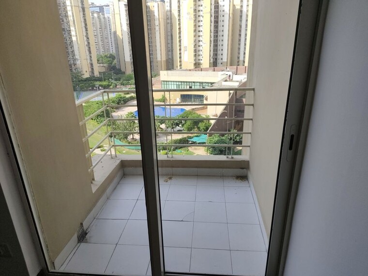 Balcony, paras-tierea 3 Bedroom 1410 Sq.Ft. Apartment In Sector 137 Noida 10707955