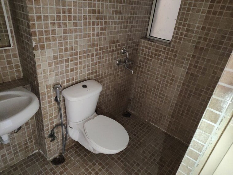 Bathroom, paras-tierea 3 Bedroom 1410 Sq.Ft. Apartment In Sector 137 Noida 10707955