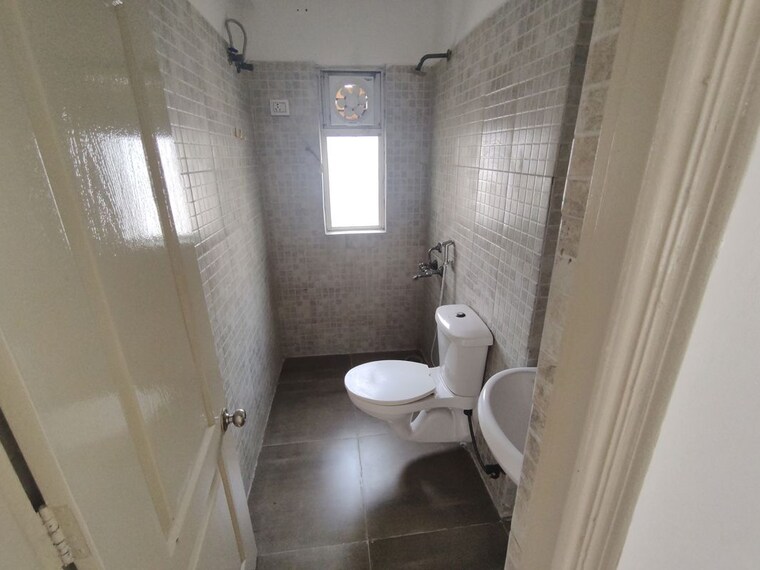 Bathroom, paras-tierea 3 Bedroom 1285 Sq.Ft. Apartment In Sector 137 Noida 10708010