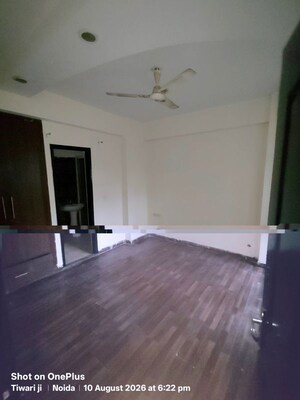 Room in 2 BHK Apartment at Supertech Cape Town, Sector 74 – for Rent