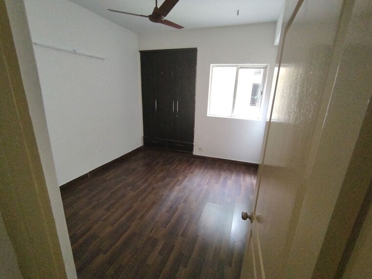 Room, paras-tierea 3.5 Bedroom 1900 Sq.Ft. Apartment In Sector 137 Noida 10708027