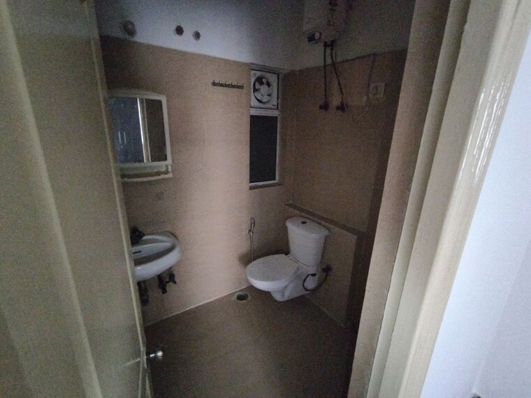 Bathroom, paras-tierea 3.5 Bedroom 1900 Sq.Ft. Apartment In Sector 137 Noida 10708027