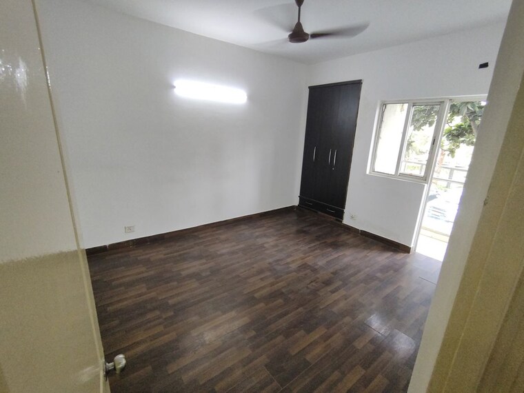 Room, paras-tierea 3.5 Bedroom 1900 Sq.Ft. Apartment In Sector 137 Noida 10708027