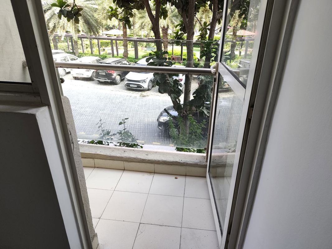 Balcony, paras-tierea 3.5 Bedroom 1900 Sq.Ft. Apartment In Sector 137 Noida 10708027