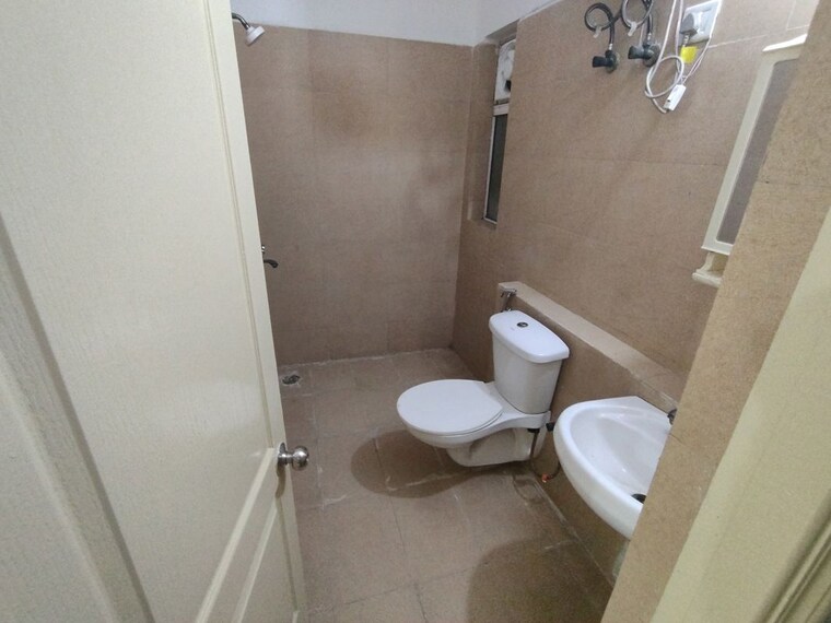 Bathroom, paras-tierea 3.5 Bedroom 1900 Sq.Ft. Apartment In Sector 137 Noida 10708027