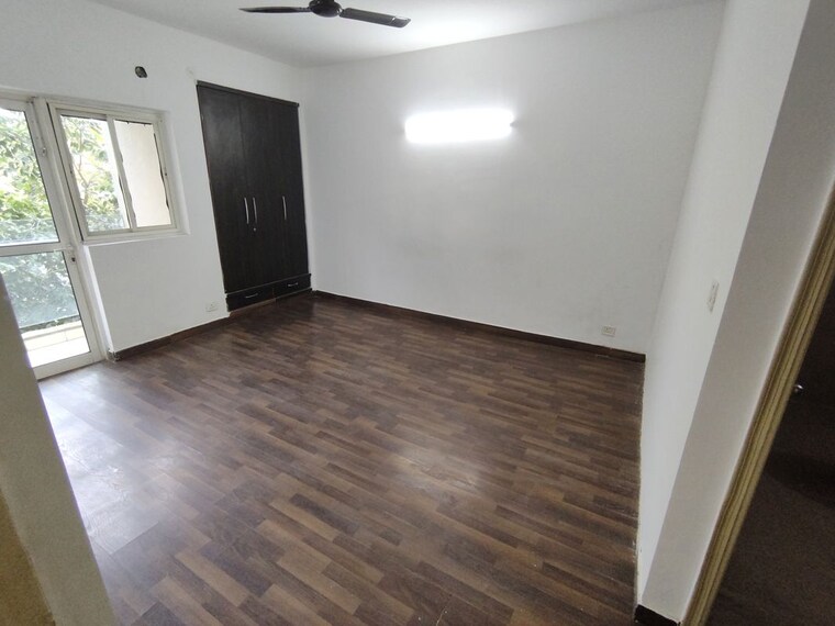 Room, paras-tierea 3.5 Bedroom 1900 Sq.Ft. Apartment In Sector 137 Noida 10708027