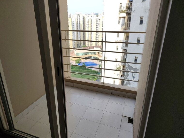 Balcony, paras-tierea 3.5 Bedroom 1565 Sq.Ft. Apartment In Sector 137 Noida 10707919