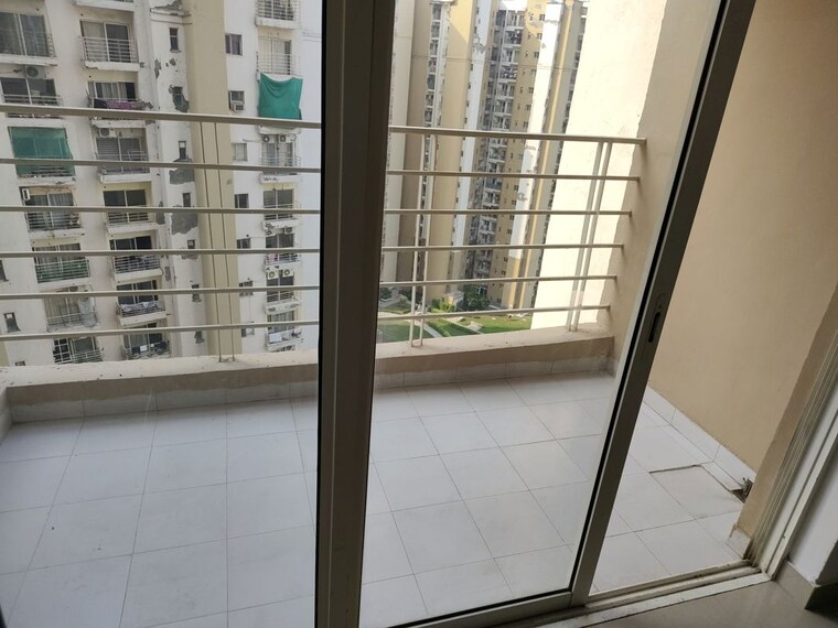 Balcony, paras-tierea 3.5 Bedroom 1565 Sq.Ft. Apartment In Sector 137 Noida 10707919
