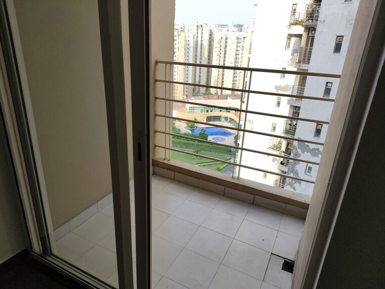 Balcony, paras-tierea 3.5 Bedroom 1565 Sq.Ft. Apartment In Sector 137 Noida 10707919