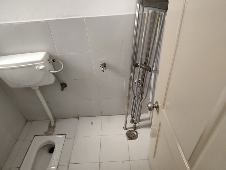 Bathroom, paras-tierea 3.5 Bedroom 1565 Sq.Ft. Apartment In Sector 137 Noida 10707919