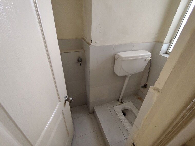 Bathroom, paras-tierea 3.5 Bedroom 1565 Sq.Ft. Apartment In Sector 137 Noida 10707919
