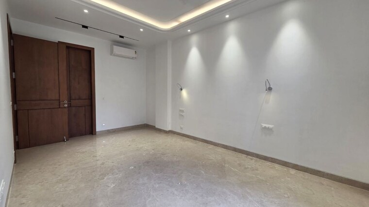 Room, east of kailash 3 Bedroom 200 Sq.Yd. Builder Floor In East Of Kailash Delhi 10708078